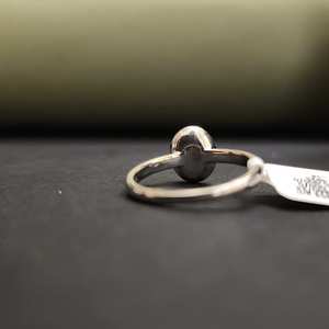 Impresionante Anillo de Compromiso con Corte Ovalado de 2.37ct de Moissanita Certificada por IGI en Oro de 18K con Engaste Pavé para Mujer/Unisex - Product Image 5