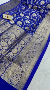 Brokaat Zijden Sari 'S In Blauwe Kleur Met Gouden Rand En Bloempatronen Ideaal Voor Wederverkoop Door Kledingontwerpers En <span class=keywords><strong>Saree</strong></span>-Winkels