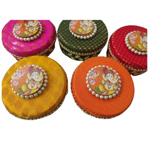 Tissu de brocart en acier sans tache avec dentelle de perles Ganpati Mithai Box 250 et 500 grammes Faveur de mariage indien - Product Image 1