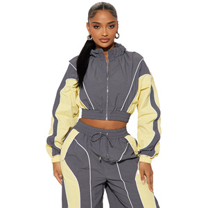 Survêtement de sport coupe-vent léger en polyester imperméable à capuche uni imprimé personnalisé pour femmes pour la saison hivernale - Product Image 4