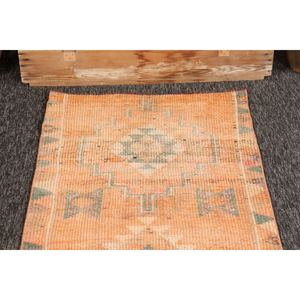 Alfombra Turca Vintage, Alfombra Herki de 2.5x11.2 pies, Alfombra Geométrica Naranja - Product Image 2