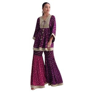 Ensemble Kurta Sharara imprimé Bandhani en crêpe violet avec bordures Zari et Dupatta pour fête de mariage tenue indienne - Product Image 1