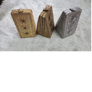 Pochettes en métal gaufré personnalisées faites à la main avec ornements pour les magasins de sacs pour la revente et la vente en gros - Product Image 1