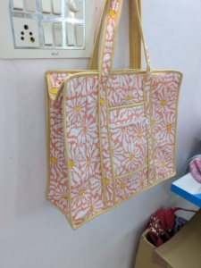 Bolso Tote Bohemio de Algodón Acolchado con Estampado a Bloques Rojo Vintage de Pinksa Fashion, con Bolsillo Frontal con Cremallera, Hecho en Rajasthan - Product Image 2