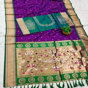 Sari de Seda Banarasi Suave VASTRA COTTAGE con Zari Natural, Pallu Meenakari Rico, Borde Tejido Meenakari y Borlas de Diseño - Product Image 1