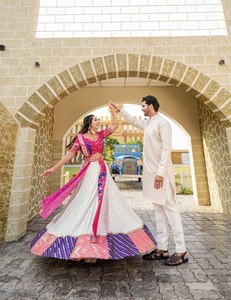 Robe en soie satin jacquard lourd avec belle séquence de broderie Chemisier en georgette lourd pour le style de mariage traditionnel - Product Image 1