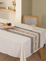 Chemin de table double couche en toile slub premium imprimée au bloc, motif floral, avec pompons, style damassé tissé, noir floral pour salle à manger