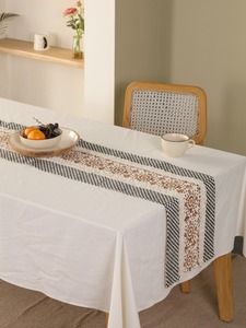 Chemin de table double couche en toile slub premium imprimée au bloc, motif floral, avec pompons, style damassé tissé, noir floral pour salle à manger - Product Image 2