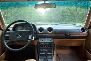 Mercedes-Benz 240D berline de 1981, en excellent état, sans réserve, moteur diesel, intérieur Palomino, peu modifiée - Product Image 4
