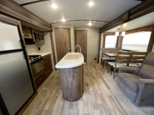 Autocaravana Keystone RV Cougar X-Lite 21RBS usada del 2017, lista para vender. - Product Image 2