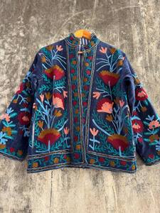 Chaqueta de terciopelo de diseñador con adornos Suzani – Abrigo de mujer bohemio de lujo bordado a mano y colorido - Product Image 3
