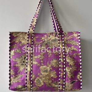 Sac fourre-tout en coton matelassé à fleurs violettes faites à la main fermeture à glissière écologique style à la mode pour le shopping ou la plage - Product Image 1