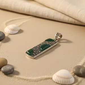 Pendentif en argent 925 avec pierre précieuse verte pour femmes, fait à la main, à porter tous les jours, bijoux religieux avec placage rhodium, motif de charme - Product Image 2