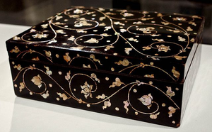 Caja de Regalo para Joyería Hecha a Mano, Ecológica, con Incrustaciones de Madreperla y Base de Madera |   Caja Decorativa de Lujo para Anillos y Pendientes - Product Image 3