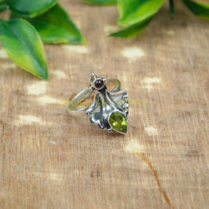 แหวนเพอริดอทสีเขียว แหวนโกเมนสีแดง แหวนเงินแท้ 925 แหวนดีไซน์ไม่ซ้ำใคร ทำด้วยมือ เครื่องประดับเพอริดอทและโกเมน ของขวัญวันวาเลนไทน์ - Product Image 4