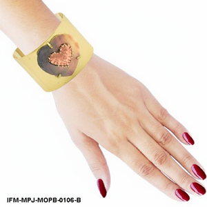 Bracelet jonc artisanal en nacre et laiton, motif cœur organique, cadeau pour elle - Product Image 3