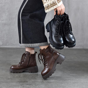 Bottes de moto en cuir vintage pour femmes, doublées de fourrure chaude, antidérapantes, pour temps froid, style motard, avec boucles et sangles - Product Image 3