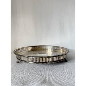 Plateaux de service en métal de style vintage des années 1890 du milieu du siècle pièce authentique de haute qualité - Product Image 1