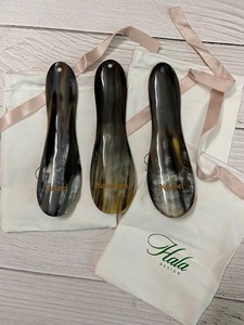 Elevador de Zapatos de Madera de Diseño de Lujo con Superficie Pulida Brillante para un Soporte Suave de los Zapatos y su Uso Diario - Product Image 3