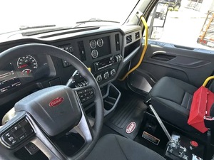 CAMIÓN DE VOLTEO PETERBILT 548 NUEVO DE 2026, CLASE 8, Combustible DIÉSEL, 380 HP, Fórmula de Ruedas 6x4, TRANSMISIÓN AUTOMÁTICA, DIRECCIÓN A LA IZQUIERDA - Product Image 5