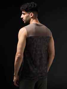 เสื้อกล้ามผู้ชายทรงเข้ารูป ผ้าฝ้ายถัก 3 มิติ ระบายอากาศ แห้งเร็ว สไตล์สตรีทแวร์ คุณภาพสูง MOQ ต่ำ รับสกรีนโลโก้ สำหรับออกกำลังกาย - Product Image 6