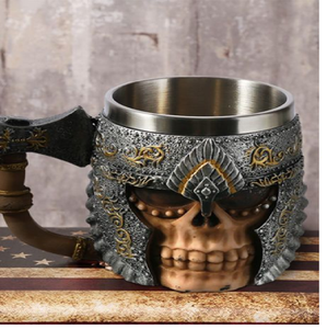 Mug doublé de métal avec un crâne dans un casque argenté décoré. Disponible à prix de gros. - Product Image 1