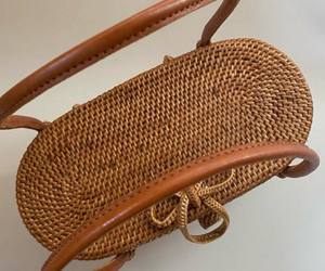 กระเป๋าหวายบาหลี - กระเป๋าถือสไตล์โบฮีเมียนทอมือพร้อมสายหนังและซับในลายบาติก - กระเป๋าโท้ททำมือสำหรับฤดูร้อนและสไตล์ประจำวัน - Product Image 4