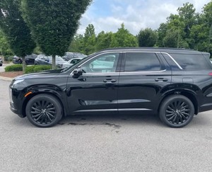 SUV de Lujo Edición Nocturna, Vehículo Familiar de 7 Plazas, Características Avanzadas de Seguridad y Confort, Motor V6 de 3.8L y 8 Velocidades - Product Image 2