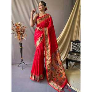 ชุดส่าหรีงานแต่งงานผ้าไหมปาธานีสีแดงสวยงาม ประดับด้วยงานปักดิ้นทอง พร้อมเสื้อคลุม  พร้อมสวมใส่ - Product Image 2