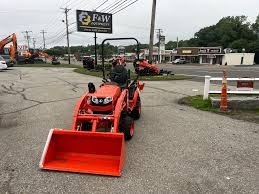 Tractor Kubota La340 4x4 con Cargador Frontal, Color Rojo, Tractor de Jardín - Product Image 2