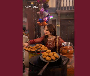 Hania Amir Trayendo Asim Jofa BORDADO TORCIDO SEDA Vestido de 3 piezas Cosido por la colección Ssumaira - Product Image 2