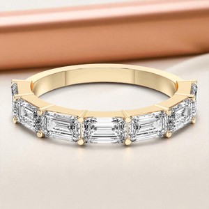 Anillo de boda con punta de media eternidad de diamante de corte esmeralda de moissanita de 1,80 quilates de quilates, hecho en plata para mujer - Product Image 2