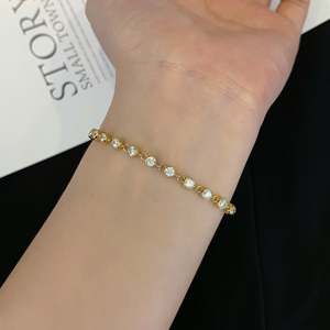 Bracelet tennis de fiançailles pour femme, certifié IGI, 2,70 carats, taille ronde, DEF VVS-VS, design serti élégant en alliage de zinc - Product Image 4