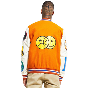 Veste universitaire orange personnalisée pour homme, mélange de laine, corps coloré, patch brodé, veste bomber de style rétro streetwear - Product Image 2