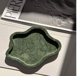 Posavasos de mármol verde con forma ondulada y orgánica para una estética sofisticada. Disponible a precios de mayoreo. Pida ahora. - Product Image 1