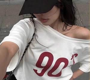 HT25 T-shirt à manches courtes avec épaule inclinée style américain classique coupe ample vêtements d'été pour les femmes demi-manches épaules dénudées - Product Image 6