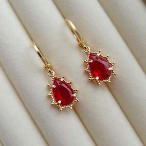ต่างหูห่วงแบบกอดหู ประดับคริสตัลรูปหยดน้ำสีแดงทับทิม ชุบทองบนเงินแท้ 925 สไตล์วินเทจ ของขวัญสำหรับเธอ ต่างหูทับทิมสีแดง - Product Image 1