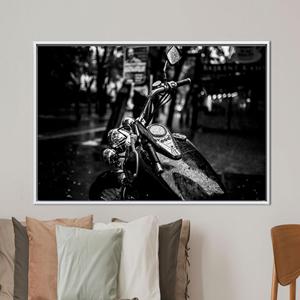 Elegante impresión en lienzo de motocicleta para decoración de la sala de estar masculina, 1 pieza: con marco blanco - Product Image 1