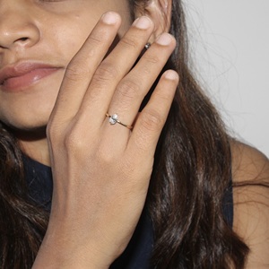 Lab Grown 0,48 CTW Pear Cut Diamond Solitaire Anillo de compromiso en oro de 14K/18K para compradores a granel - Product Image 3