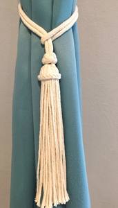 Attache de rideau en coton de luxe avec pompon : Porte-rideau en drapé écru - Product Image 3