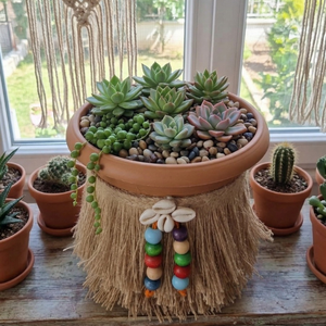 Pot à succulentes fait main style bohème chic avec pompon en jute et coquillages - Contenant décoratif pour plantes d'intérieur pour la décoration de la maison et du jardin - Product Image 1