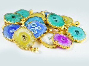 Colgante de oro galvanizado de cuarzo solar multicolor raro, colgante de rebanada de estalactita de diamante, lote de características encantadoras de piedras preciosas - Product Image 6