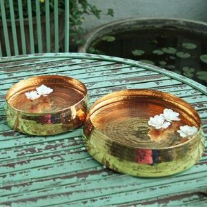 Urli de metal de lujo con acabado dorado hecho a mano para la entrada del hogar o la decoración flotante floral de la sala de estar - Product Image 3