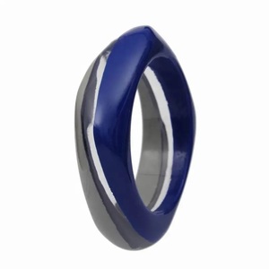 Brazalete de Resina Acrílica Roja Clásica de Moda, Diseño Elegante, Joyería Unisex Moderna, Brazaletes Elegantes para Aniversario, para Mujer - Product Image 2