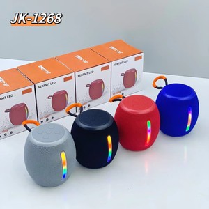 Mini enceinte portable 5W avec LED RGB sans fil, radio FM, USB et lecteur de carte TF pour utilisation en extérieur lors de fêtes - Product Image 4
