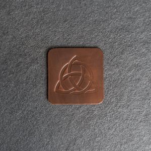 Juego de Posavasos de Metal con Nudo Celta Grabado, Patrón Herencia Intrincado para Comedor y Regalos, Venta al por Mayor - Product Image 2