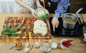 Tabla de cortar de grano final de Acacia, tabla de cortar multiusos reversible con ranura para jugo, soporte para galletas y asas internas - Product Image 3