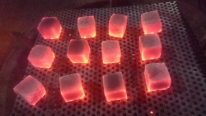 Vivez le plaisir d'une session de narguilé sans couture et délicieuse en utilisant nos briquettes de coquille de noix de coco en forme de cube - Product Image 3