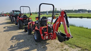 Compre un tractor Massey Ferguson 1GC.25 de alta calidad con retroexcavadora y cargador frontal - Product Image 3