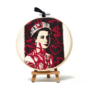 Decoración de Aro Bordado a Mano con Diseño Pop Art |   Retrato de Reina del Rock y Ícono en Técnica Mixta para Boutique, Comercio Minorista y Diseño de Interiores, 15 cm - Product Image 1